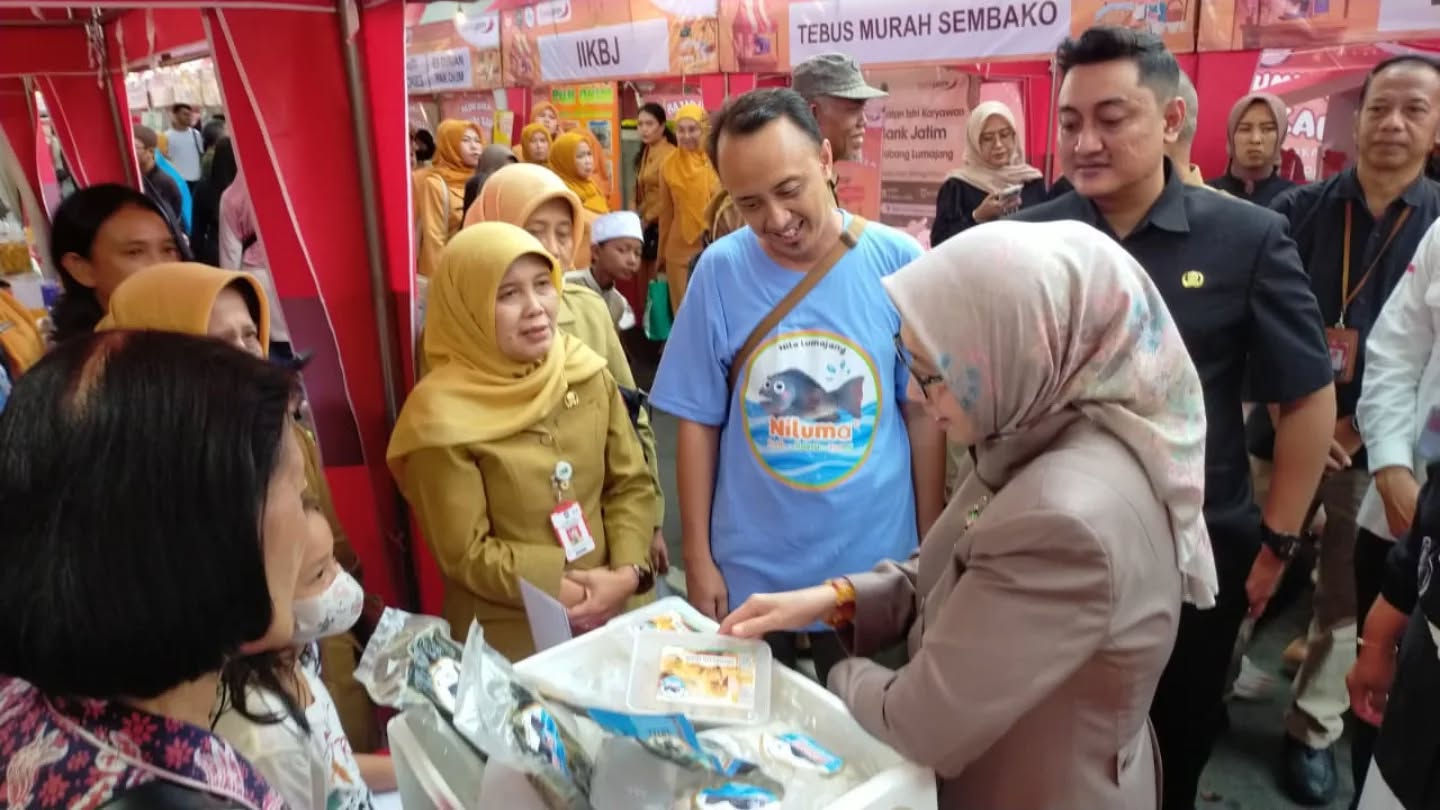 Bazar Bank Jatim Meriahkan Alun-Alun Lumajang, UMKM Binaan Dinas Perikanan Jadi Sorotan