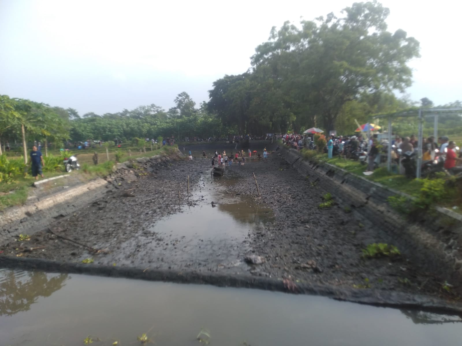 Pokmaswas Gema Kerto Muda Laksanakan Pengeringan PUD Rowo Sumo di Desa Wonokerto
